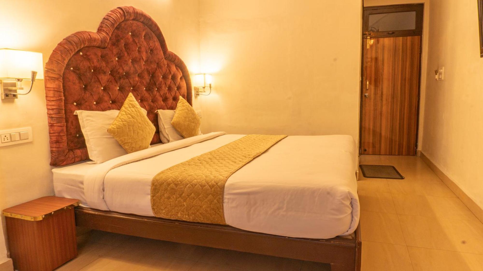 The Neeraj Palace Rishikesh Bagian luar foto